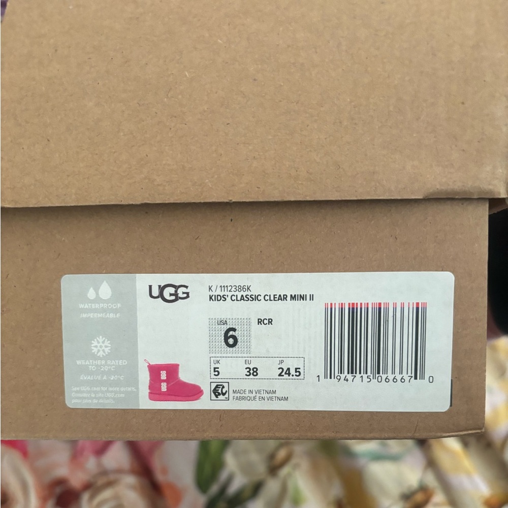 Kids size 6 (fits 7-7 1/2 adult) Ugg boots